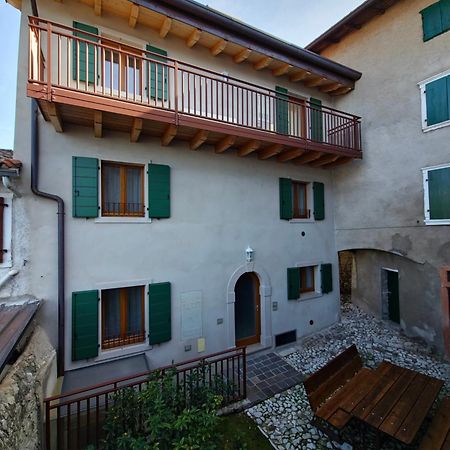 Casa Antico Borgo - Appartamento 1 Assenza di Brenzone Luaran gambar