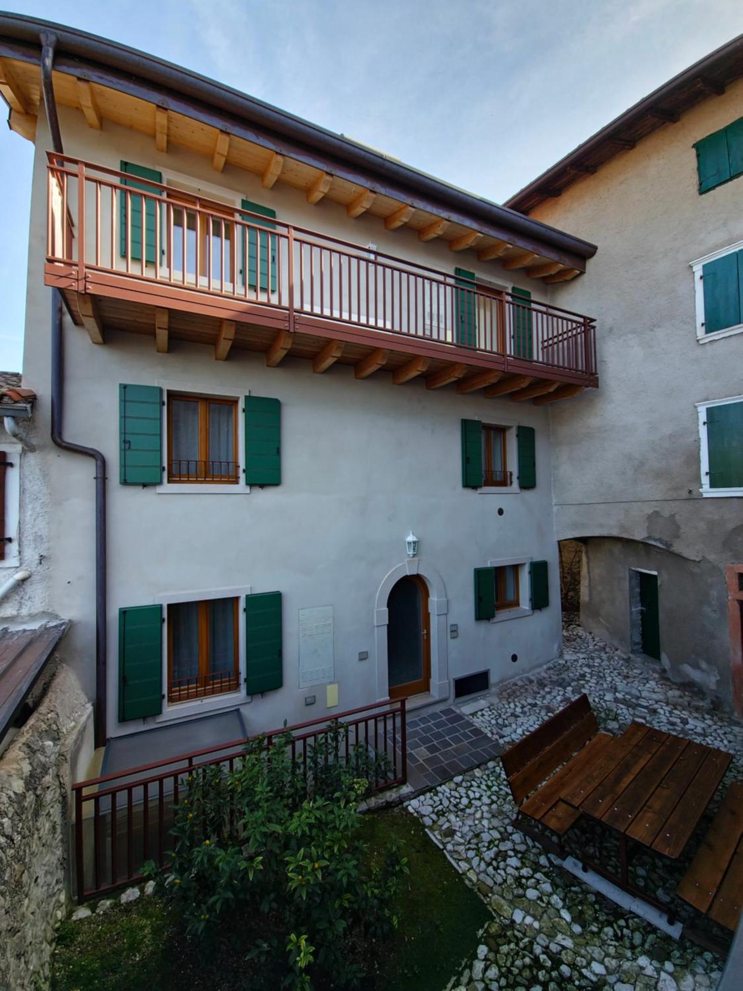 Casa Antico Borgo - Appartamento 1 Assenza di Brenzone Luaran gambar